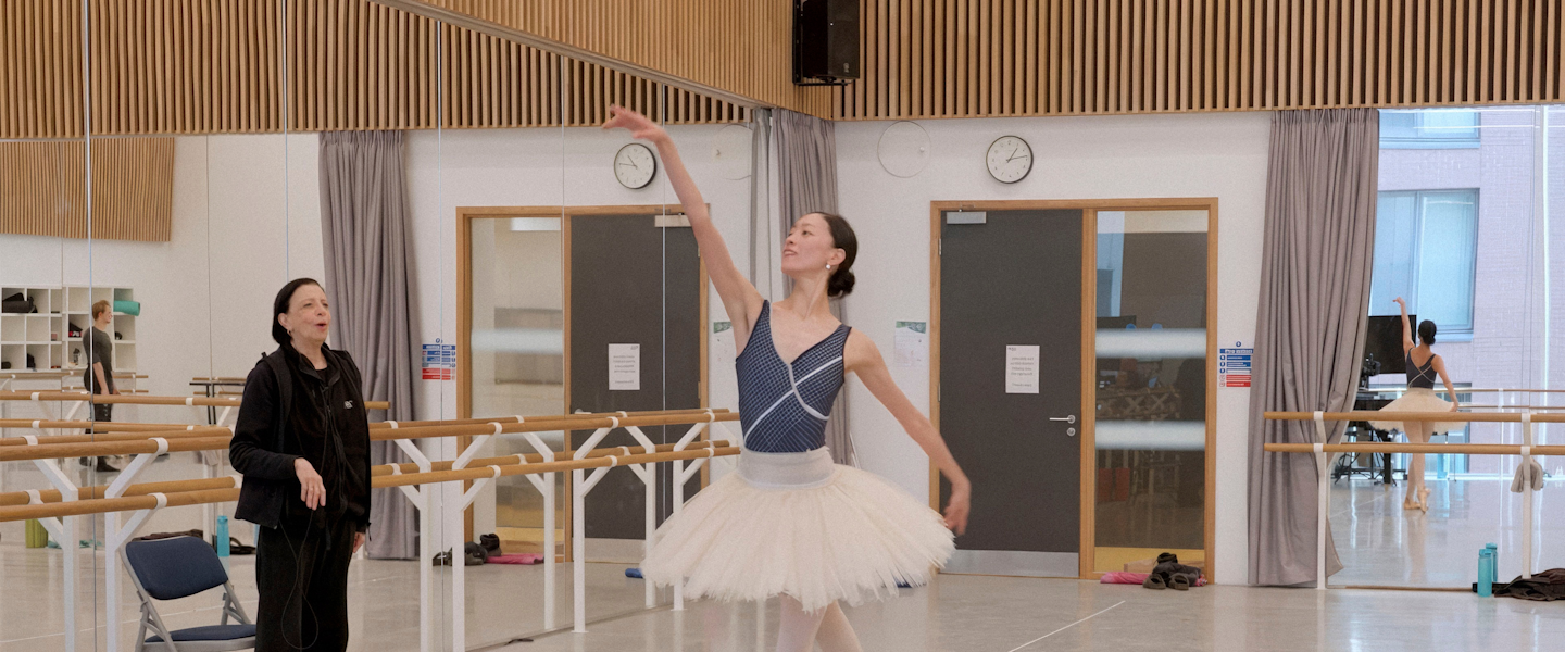 Derek Deane‘s Swan Lake in-the-round: Loipa Araújo coaching Sangeun Lee